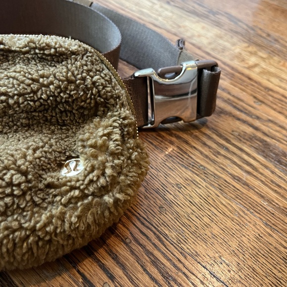 Lululemon Everywhere Brown Sherpa Belt Bag - Picture 3 of 5